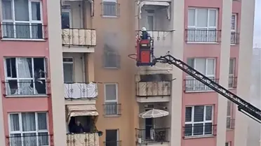 Kocaeli'de Yangın: İtfaiyeci Mahsur Kalanı Kurtardı