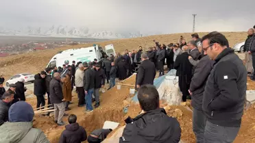 Van'da Baraj Gölüne Yuvarlanan Araçta 3 Ölü