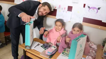 Depremzede Kadınlardan Öğrencilere Atkı ve Kitap