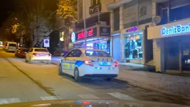 Bacağına saplanan bıçağı çıkartıp karşısındaki kişiyi ağır yaraladı