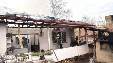 Erbaa'da elektrik kontağından çıkan yangın evi küle çevirdi