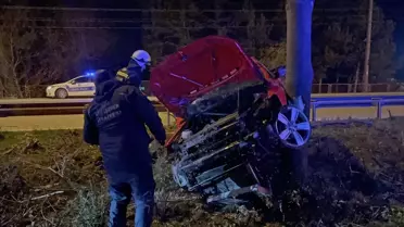 Eskişehir'de Ağaçla Çarpan Araçta Sürücü Ağır Yaralandı