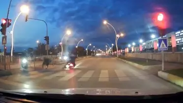 Kırmızı ışık ihlali yapan motosikletli yayaya çarptı, 2 kişi yaralandı