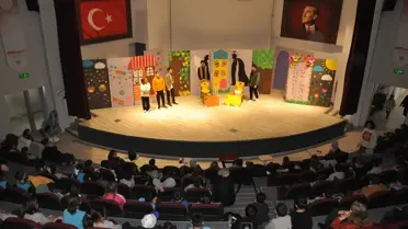 Teknoloji Bağımlılığına Dikkat Çeken Tiyatro