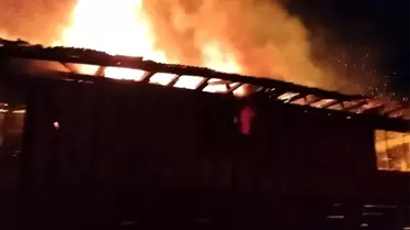 Kastamonu'da ahşap ev alev alev yandı
