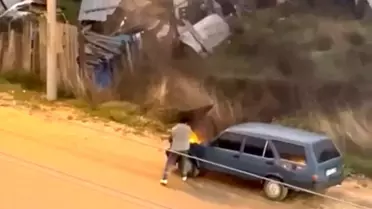 Bolu'da Sürücü Araç Yangınını Kova ile Söndürdü