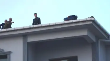 Çatıya çıktı, 80 bin TL'lik alacağını tahsil edince ikna olup indi