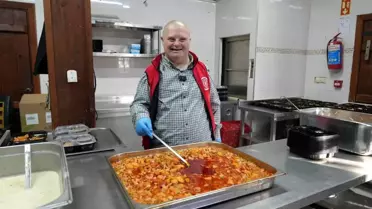 Gürsu'nun gülen yüzü Mesut, yemek dağıtımda