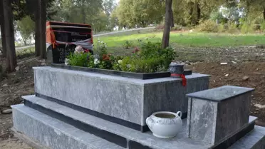 Mezardan Çiçek Çalanlara Güvenlik Kamerası