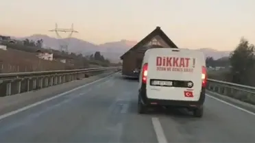 Prefabrik ev taşıyan tır trafiği altüst etti