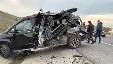 Arnavutköy'de VIP minibüse kamyonet çarptı