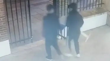 Kadıköy'de İki Çocuğun Cami Yardım Kutusunu Çalması Güvenlik Kamerasında