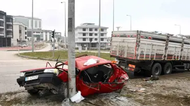 Feci kaza! Kamyonun çarptığı araç kağıt gibi katlandı
