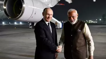 Putin 4 yıl sonra Hindistan'da: Binlerce kişi uçağını takip etti