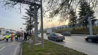 Eskişehir'de Tır PTS Direğine Çarptı