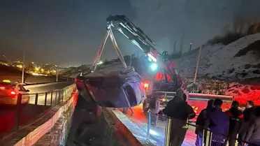 Yüksekova'da Otomobil Su Kanalına Düştü