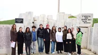 Deprem Anıtı'nda gençlerden anlamlı çalışma