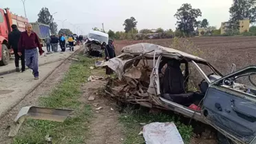 Hatay'da Minibüs ile Çarpışan TOFAŞ Demir Yığınına Döndü