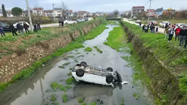 İnegöl'de Dereye Devrilen Araçta 3 Yaralı
