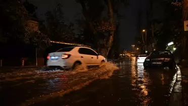İstanbul'da Sağanak Yağış Su Baskınlarına Neden Oldu