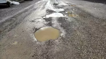 Edremit'te yeni yapılan yolda bir buçuk ayda çukurlar oluştu