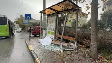 Darıca'da Park Halindeki Araç Durağa Çarptı
