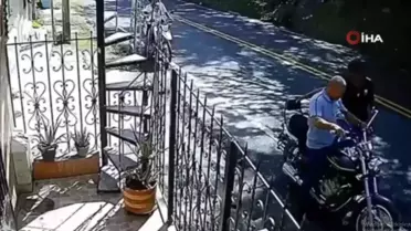 Yamaçtan kopan kayaların altından kalmaktan son anda kurtuldular