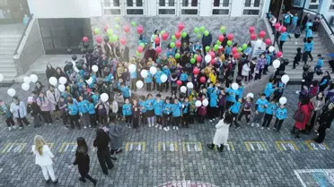 Adana'da ilkokul öğrencileri, Filistinli çocuklar için gökyüzüne balon bıraktı