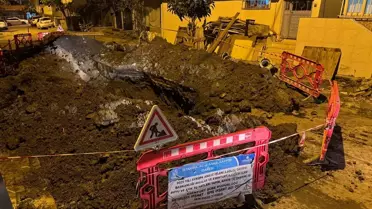 İstanbul'da yol çöktü! Bir işçi göçük altında kaldı