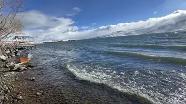 Çıldır Gölü'nde Kıyılar Buzsuz Kaldı