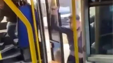Otobüste korku dolu anlar! Pantolonundan çıkardığı satırla dehşet saçtı