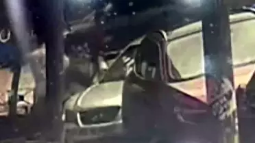 Adana'da otomobilin aynasına tekme!