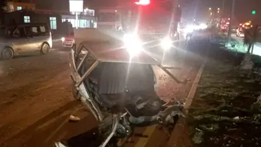 Hatay'da Tırla Çarpışan Tofaş İkiye Bölündü