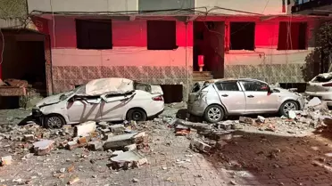 Zeytinburnu'nda kentsel dönüşümdeki binadan düşen parçalar, 3 otomobili hurdaya çevirdi