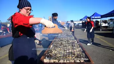 Rize'deki festivalde 2 ton hamsi dağıtıldı