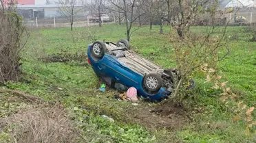 İnegöl'de Tarlaya Devrilen Araçta İki Yaralı