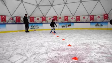 Keçiören'de ücretsiz buz pateni pisti yoğun ilgi görüyor