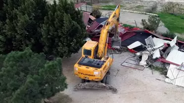 Menderes Adası'nda Yıkım Süreci Başladı