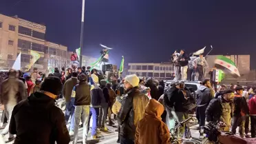 Terör örgütünün saldırıları sonrası Suriyeliler sokağa çıktı