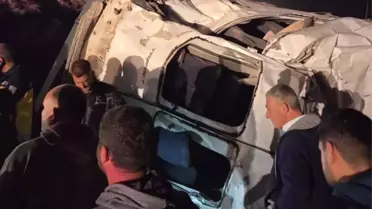 Adana'da İşçi Servisi Devrildi, 2 Yaralı