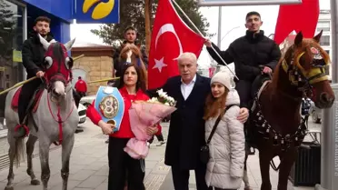 Dünya Boks Şampiyonu Turhan, memleketi Bayburt'ta davul zurnayla karşılandı