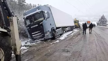 Mudurnu-Nallıhan Yolu'nda Tır Devrildi