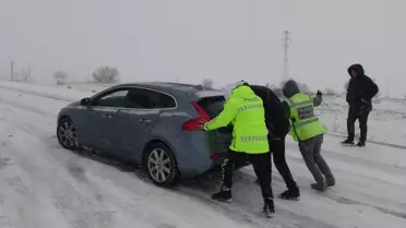 Yoğun Kar Yolları Kapattı