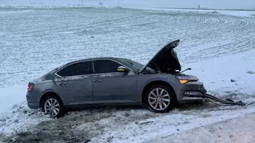 Kar Küreme Aracına Çarpan Otomobilde 3 Yaralı