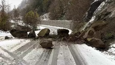 Türkeli'de Heyelan, Yol Kapatıldı
