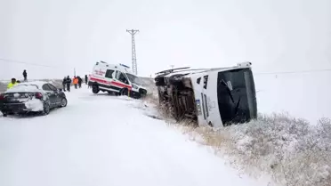 İşçi servisi devrildi, yardıma giden ambulans kara saplandı