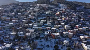 Bursa'da Karla Beyazlanan Renkli Evler