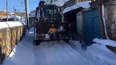 Yollar karla kaplandı, hasta kepçeyle hastaneye ulaştırıldı