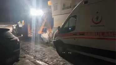 Mardin'de Kar, 84 Yaşındaki Hastayı Sırtında Taşıttı