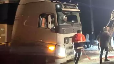 Karda mahsur kalan tır belediye ekipleriyle kurtarıldı
